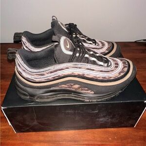 Athletic shoes with reflection-nike